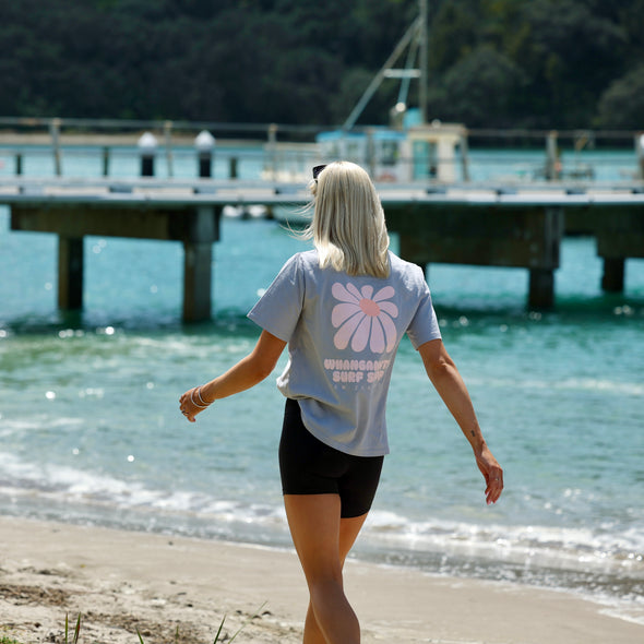 WHANGAMATA SURF SHOP FLOWER HEAVY FAFED TEE - FADED POWDER