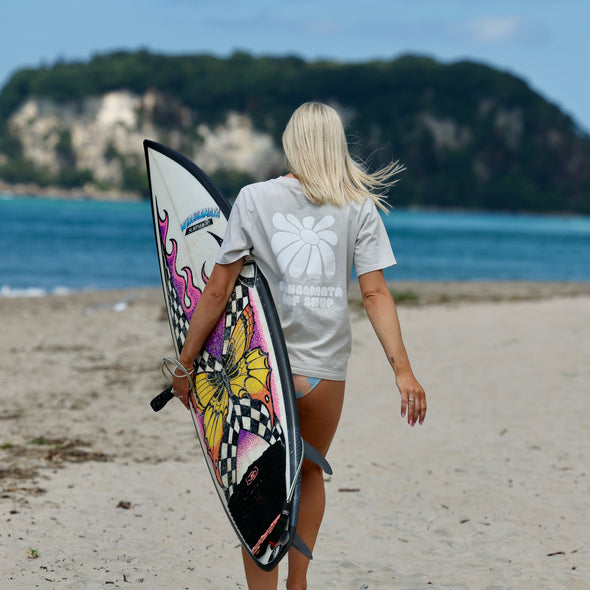 WHANGAMATA SURF SHOP FLOWER HEAVY FADED TEE - FADED BONE