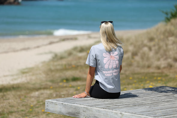 WHANGAMATA SURF SHOP FLOWER HEAVY FADED TEE - FADED POWDER