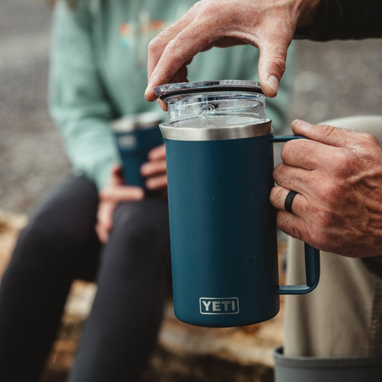 YETI RAMBLER 64OZ PITCHER - NAVY