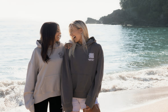 WHANGAMATA SURF SHOP FLOWER RELAXED FADED HOOD - FADED GREY