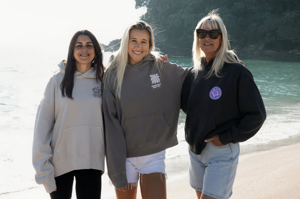 WHANGAMATA SURF SHOP FLOWER RELAXED FADED HOOD - FADED GREY