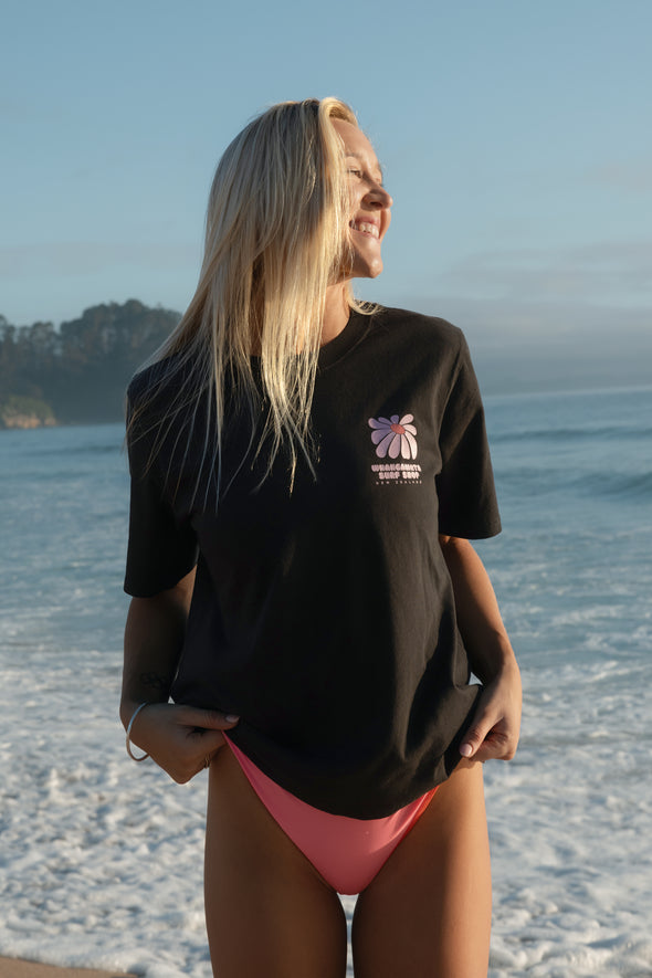 WHANGAMATA SURF SHOP FLOWER HEAVY FAFED TEE - FADED BLACK