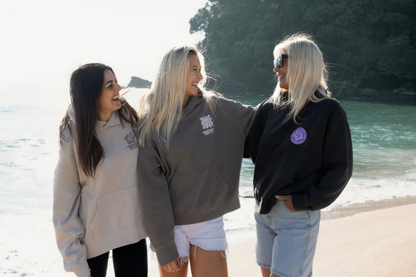 WHANGAMATA SURF SHOP FLOWER RELAXED FADED HOOD - FADED GREY