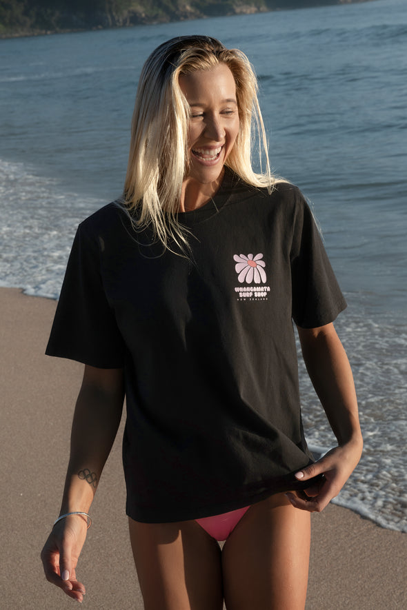 WHANGAMATA SURF SHOP FLOWER HEAVY FAFED TEE - FADED BLACK