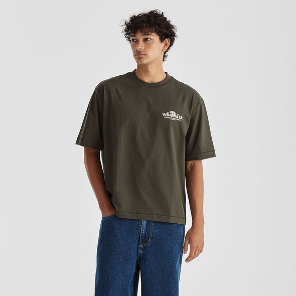 WRANGLER SNAKE STACK BOXCAR TEE - DARK SLATE