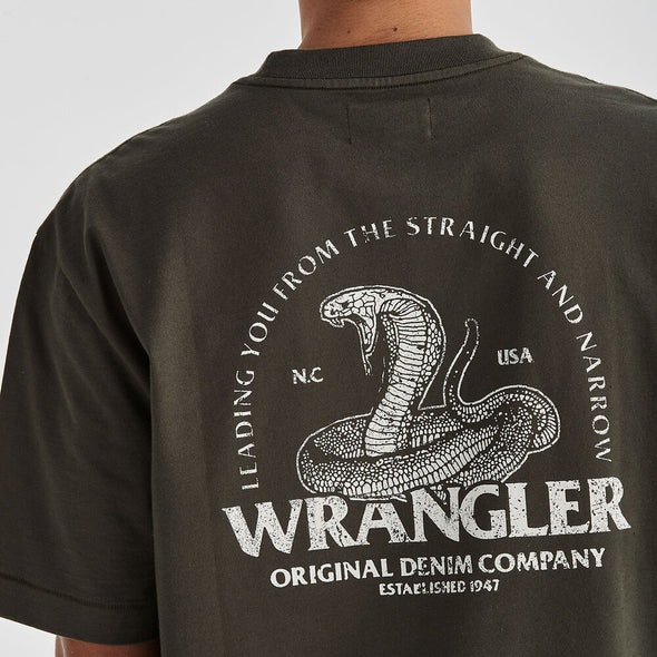 WRANGLER SNAKE STACK BOXCAR TEE - DARK SLATE