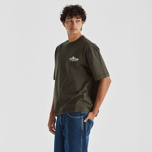 WRANGLER SNAKE STACK BOXCAR TEE - DARK SLATE