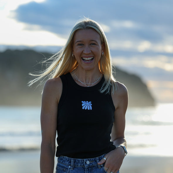 WHANGAMATA SURF SHOP RIBED FLOWER SINGLET - BLACK