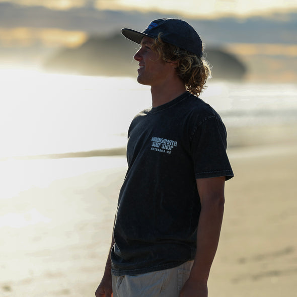 WHANGAMATA SURF AOTEAROA MENS TEE 2.0 - BLACK STONE