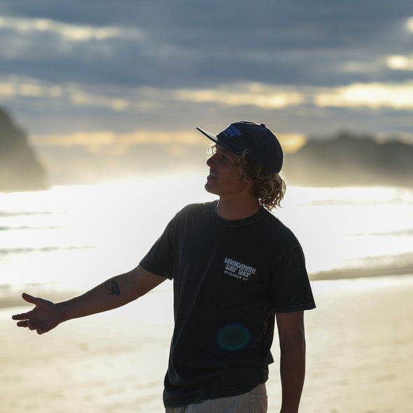 WHANGAMATA SURF AOTEAROA MENS TEE 2.0 - BLACK STONE