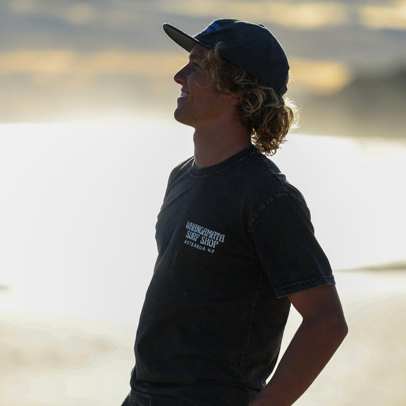 WHANGAMATA SURF AOTEAROA MENS TEE 2.0 - BLACK STONE