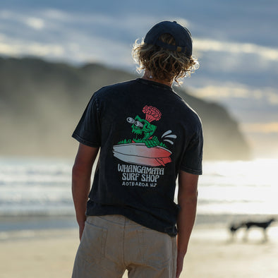 WHANGAMATA SURF AOTEAROA MENS TEE 2.0 - BLACK STONE