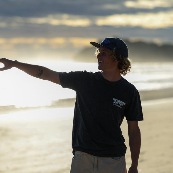 WHANGAMATA SURF AOTEAROA MENS TEE 2.0 - BLACK STONE