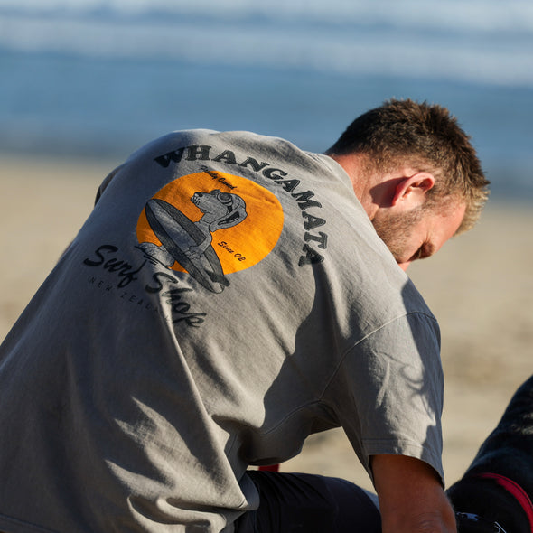 WHANGAMATA SURF SHOP HEAVY SURF DOG TEE - FADED GREY