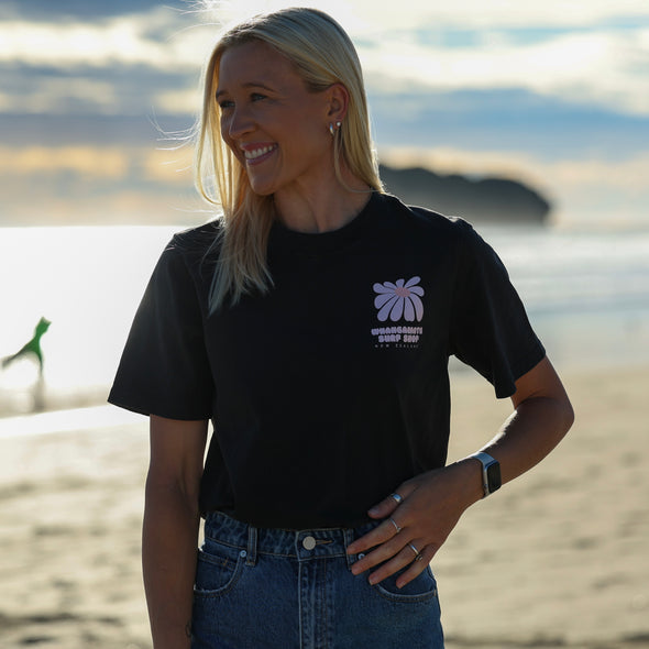 WHANGAMATA SURF SHOP FLOWER HEAVY FAFED TEE - FADED BLACK