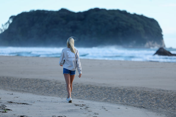 WHANGAMATA SURF SHOP FLOWER RELAXED CREW - BONE
