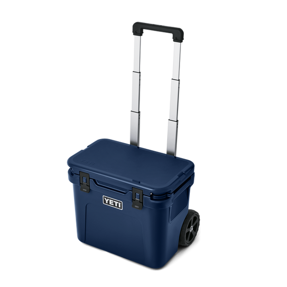 YETI ROADIE 32 WHEELED COOLER - NAVY