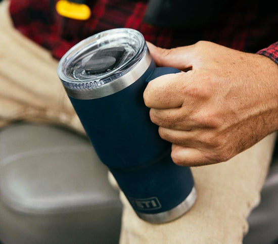 YETI RAMBLER 20OZ (591ML) TRAVEL MUG W/ STRONGHOLD LID - NAVY